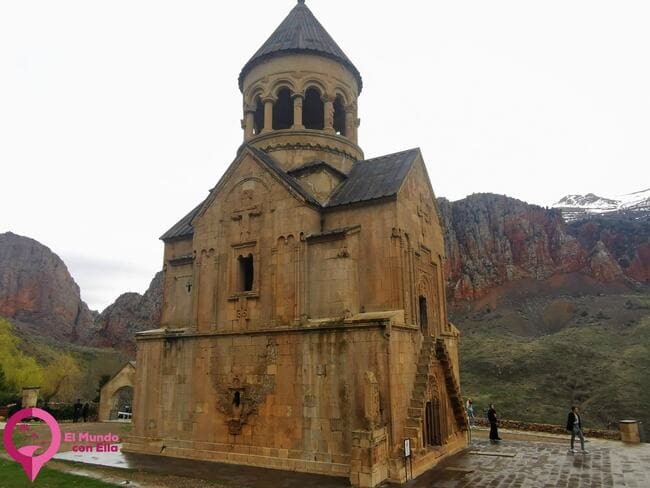 Vista de las estructuras del Monasterio de Novarank, que muestran la influencia de la arquitectura medieval armenia La iglesia principal del Monasterio de Novarank, un ejemplo excepcional de la arquitectura medieval armenia
