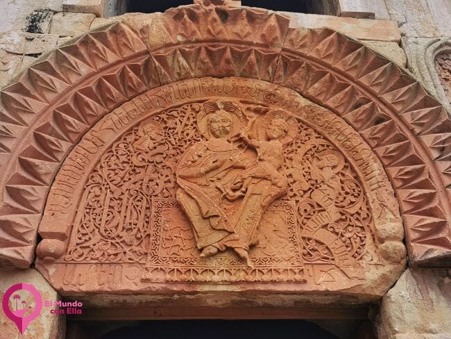 Estos bajorelieves son típicos de la tradición armenia medieval Los tímpanos de Novarank es una de las características más notables de la iglesia