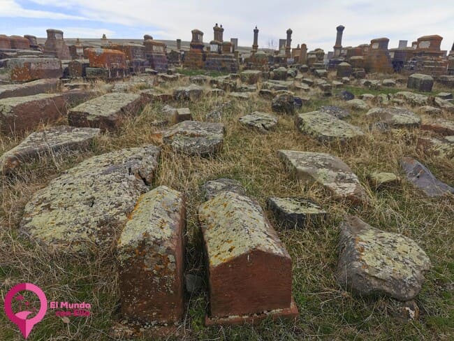 Cementerio de Noratus en el Lago Sevan Yacimiento arqueológico funerario de Armenia