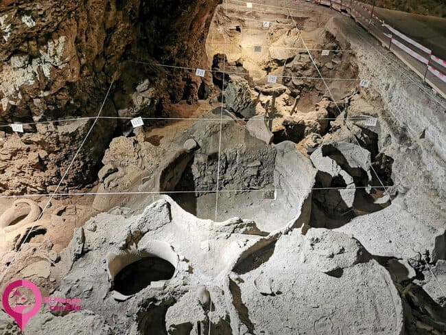 Restos de utensilios de vinificación antiguos encontrados en la Cueva Areni-1, con más de 6,000 años de historia Restos de antiguos utensilios de vinificación encontrados en la Cueva Areni-1, que datan de más de 6,000 años