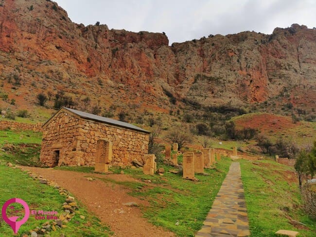 Cementerio en el Monasterio de Novarank Cruces de piedra decoradas con patrones geométricos complejos