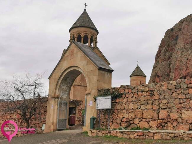 Monasterio de Novarank en Armenia, un ejemplo de arquitectura medieval armenia El Monasterio de Novarank, un destacado ejemplo de arquitectura medieval armenia, ubicado en la región montañosa de Vayots Dzor