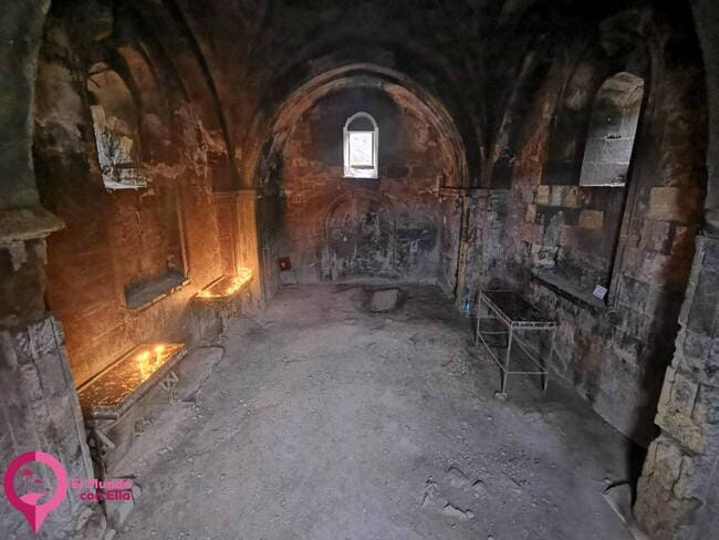 Interior de la iglesia de Novarank, con sus paredes de piedra y diseño solemne en el estilo medieval armenio Interior de la iglesia principal de Novarank