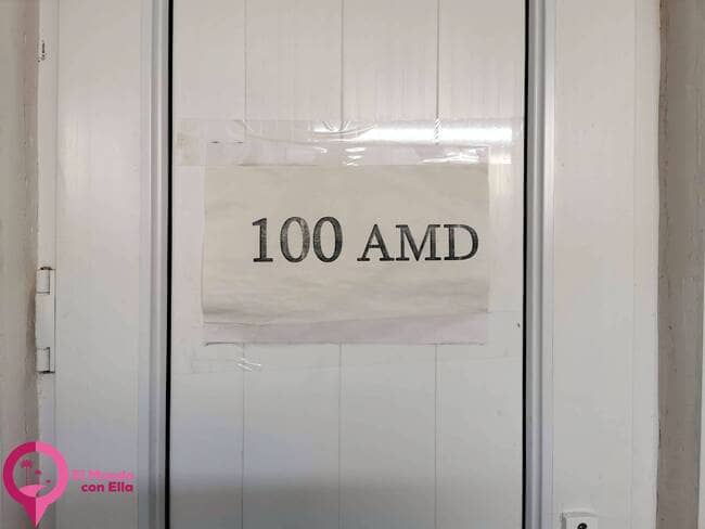 Acceso de pago a un baño de Armenia