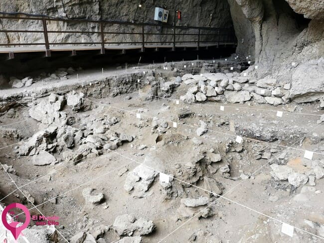 Excavaciones arqueológicas en la Cueva Areni-1 Excavaciones arqueológicas dentro de la Cueva Areni-1, donde se descubrió el vino más antiguo de Armenia