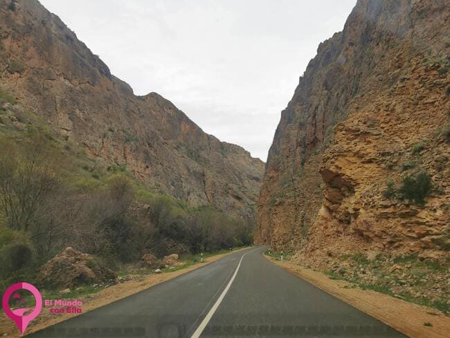Paisaje del Valle de Almaghlou en Armenia, con montañas imponentes Paisaje del Valle de Almaghlou, un refugio natural de Armenia lleno de historia y biodiversidad