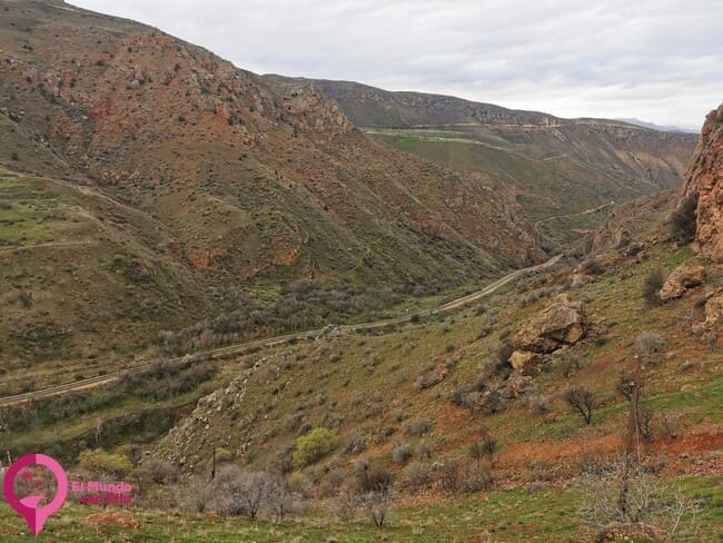Vista panorámica de las montañas de Vayots Dzor, hogar tanto de la Cueva Areni-1 como del Monasterio de Novarank Panorámica de las montañas de Vayots Dzor, donde se encuentran la Cueva Areni-1 y el Monasterio de Novarank