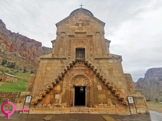 Monasterio de Novarank en Armenia, ejemplo destacado de la arquitectura medieval armenia El Monasterio de Novarank, una joya medieval de la arquitectura armenia, ubicada en las montañas de Vayots Dzor