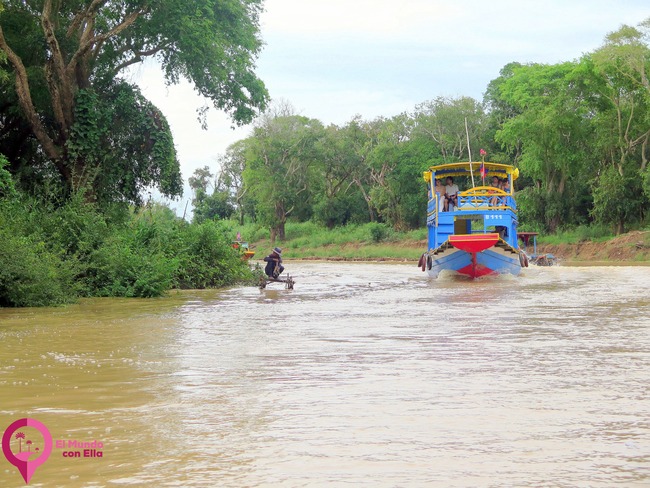 Barcas turísticas en el Lago Tonlé Sap