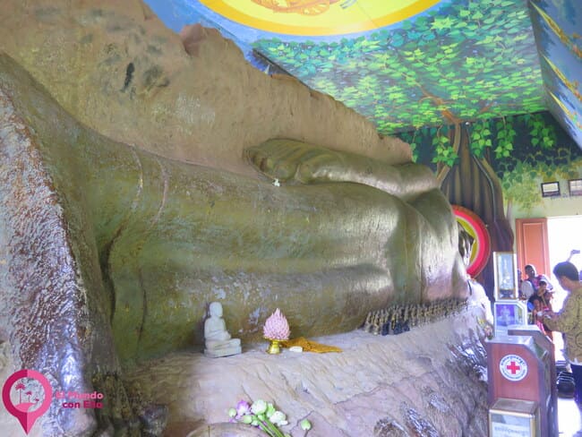 Buda reclinado en la Pagoda Preah Ang Thom, un símbolo de paz en Phnom Kulen El Buda reclinado en la Pagoda Preah Ang Thom, un lugar sagrado en Phnom Kulen