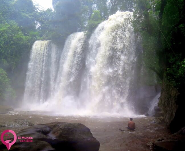 Visita la cascada de Phnom Kulen, un destino imperdible en la montaña sagrada Vista de la cascada de Phnom Kulen, un rincón natural en Camboya