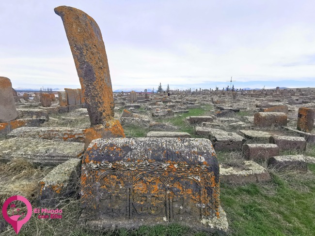 Cementerio medieval en el Lago Sevan Turismo cultural Armenia