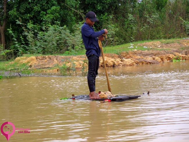 Hombres lanzan redes al agua desde sus botes, manteniendo viva una tradición esencial para la subsistencia del poblado.