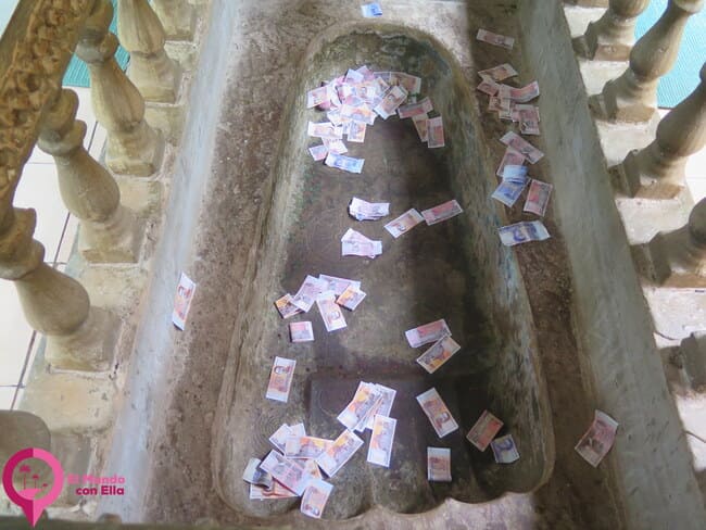 La huella de Buda en Phnom Kulen, un símbolo de devoción y serenidad Buda reclinado en la Pagoda Preah Ang Thom, un símbolo de paz en Phnom Kulen