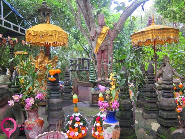 Hermosos jardines en el templo de Phnom Kulen Los hermosos jardines y ruinas del templo de Phnom Kulen
