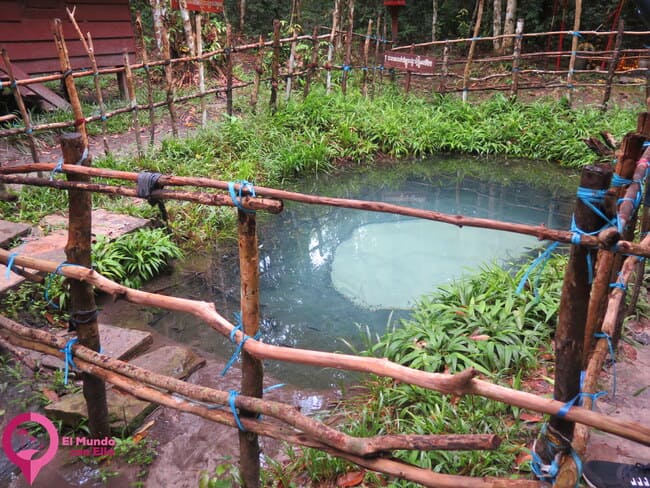 Manantial de Phnom Kulen, fuente de agua pura rodeada de selva Manantial de Phnom Kulen, rodeado por un paisaje natural impresionante