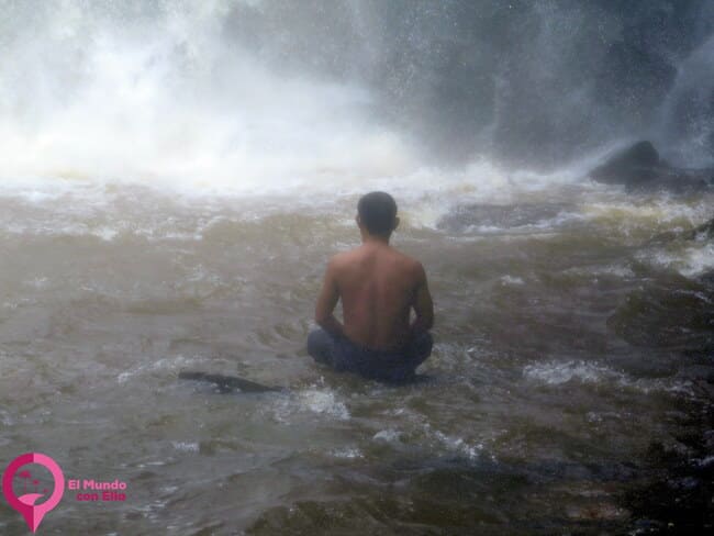 Cascada en Phnom Kulen, rodeada de vegetación tropical y naturaleza exuberante Cascada en Phnom Kulen, rodeada de vegetación tropical y naturaleza exuberante