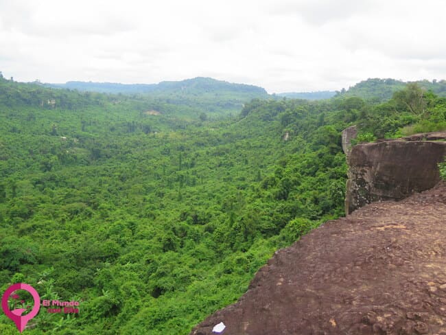 Vista panorámica de Phnom Kulen, la Montaña Sagrada de Camboya, con vegetación exuberante y el icónico templo en la cima