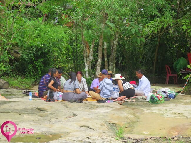 Visitantes sumergiéndose en las aguas naturales de la cascada de Phnom Kulen Pic nic familiar en Phnom Kulen