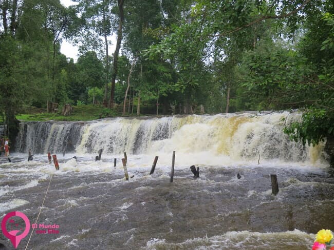 Vista de la cascada de Phnom Kulen, un rincón natural en Camboya Cascada de Phnom Kulen, un lugar tranquilo y natural en Camboya