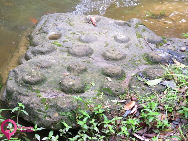 Tallas antiguas en el río de los Mil Lingas, un lugar histórico en Phnom Kulen Río de los Mil Lingas, un sitio arqueológico importante en Phnom Kulen