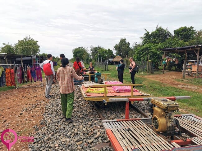 Cómo funciona el tren de babmbú de Battambang Qué es el tren de Bambú