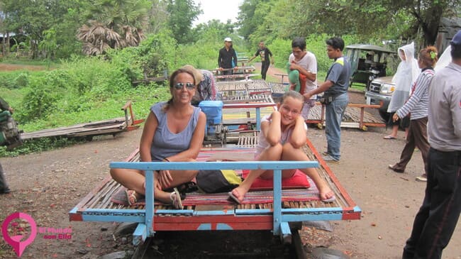 El turístico tren de bambú Una de las atracciones más divertidas de Camboya