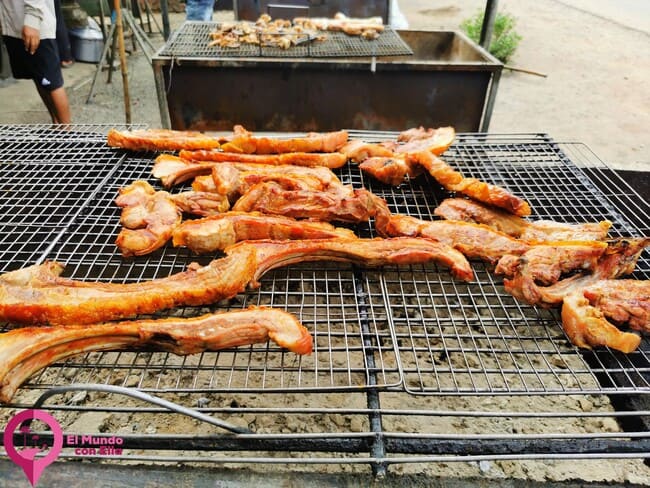 Barbacoa de chuletas en Camboya Barbacoa de carne en Camboya