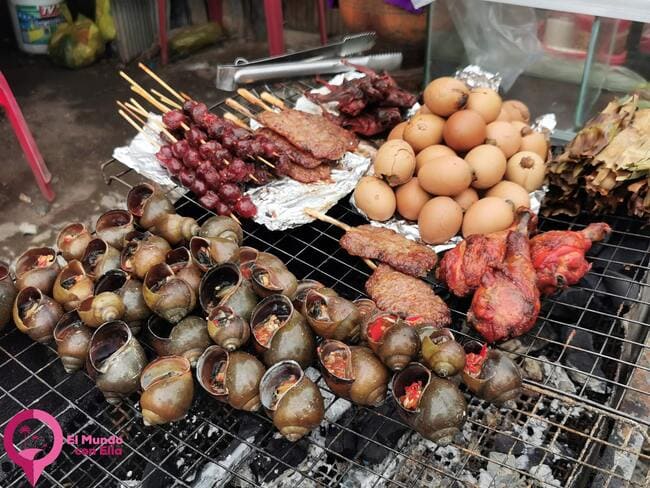 Puesto ambulante de comida Caracoles, balut y pichitos