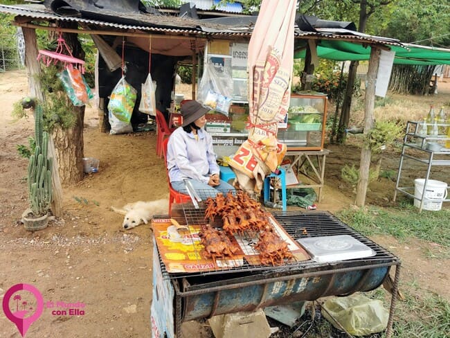 Puesto de comida camboyano con ratas expuestas para cocinar Puesto de comida camboyano con ratas expuestas para cocinar