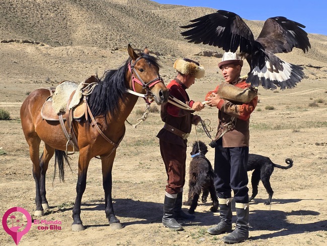 Cazadores con águilas en Kirguistán Espectáculo de caza con águilas en Bokonbayevo