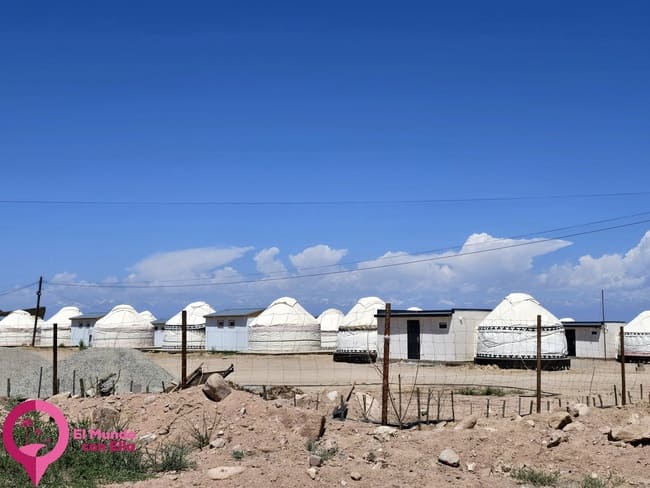 Los típicos campamentos de yurtas en la orilla del Lago Issyk Kul