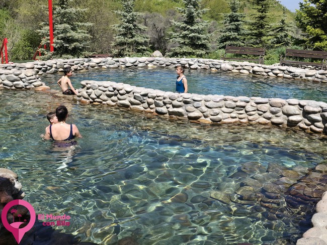 Piscinas naturales de aguas termales en Karakol