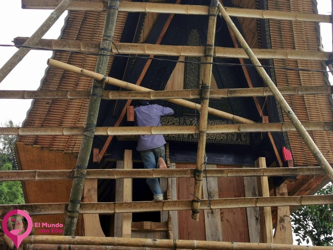 TRabajo artesanal de las casas toraja Peculiaridades de Tana Toraja