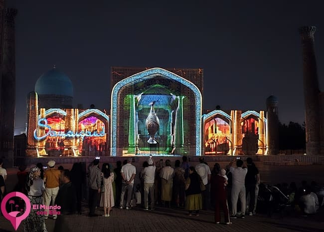 Espectáculo de luz y sonido mejorado en la plaza de El Registán