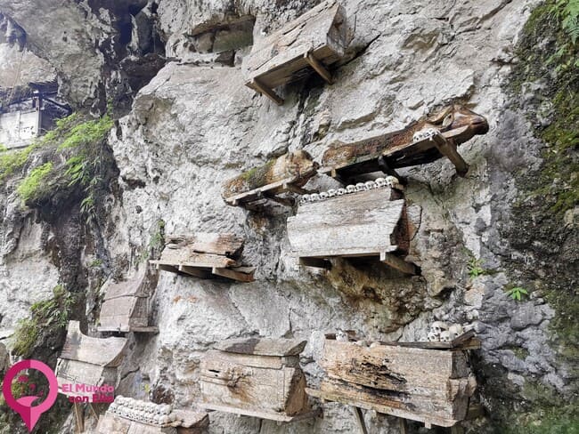 Ataudes colgantes en Tana Torja Diferentes tipos de enterramiento en Tana Toraja