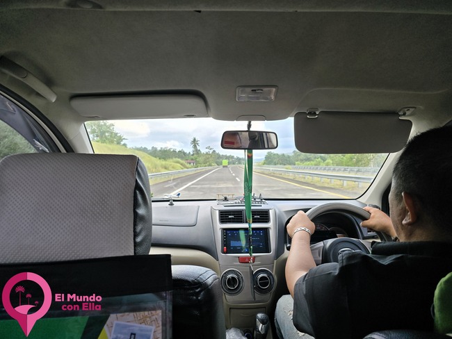 Carretera que conecta Manado con Bitung, principal vía de acceso a Tangkoko. Autopista entre Manado y Bitung en el norte de Sulawesi.