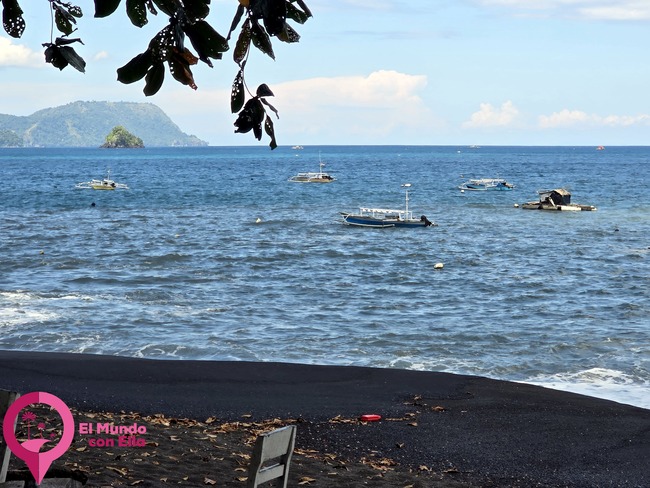 Estructuras flotantes de pesca tradicional utilizadas por pescadores locales. Playa volcánica junto al Parque Nacional de Tangkoko en Sulawesi.