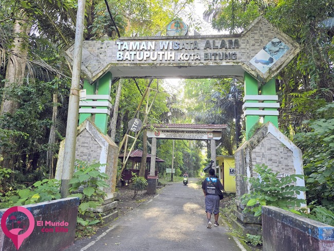 Acceso principal al Parque Nacional de Tangkoko desde el pueblo de Batuputih. Entrada al Parque Nacional de Tangkoko Batuangus en Sulawesi Norte.