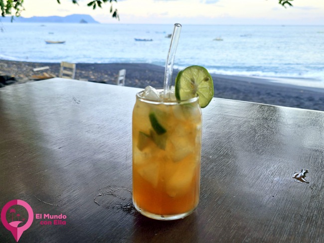 La costa de arena oscura donde la selva se encuentra con el mar en el norte de Sulawesi. Playa volcánica junto al Parque Nacional de Tangkoko en Sulawesi.