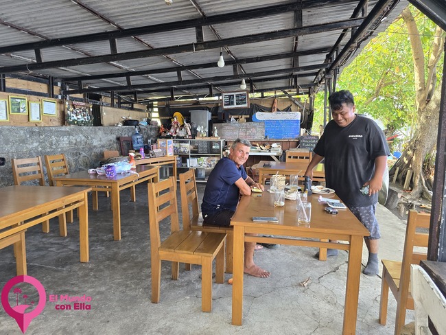 Restaurante local frente al mar donde se puede comer pescado fresco tras visitar Tangkoko. Restaurante de playa junto al Parque Nacional de Tangkoko en Sulawesi.