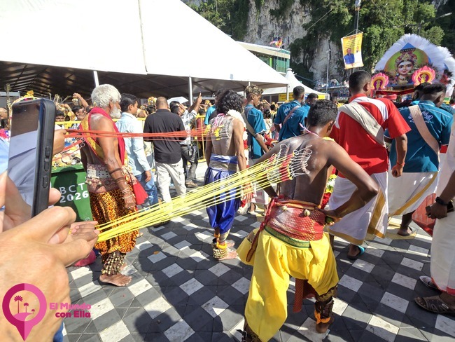 Sacrificios de los devotos durante la festividad hindú del Thaipusam