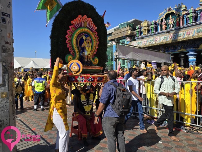 Kavadis o estructuras que los peregrinos transportan en honor al Dios Murugan
