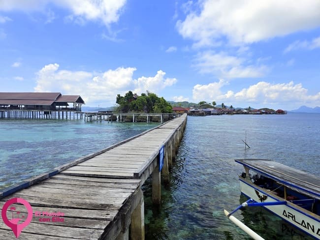 Puente de madera en la aldea Bajo de Pulau Papan