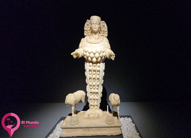 Bella estatua de la diosa Artemisa Escultura de la diosa Artemisa en el Museo Arqueológico de Éfeso
