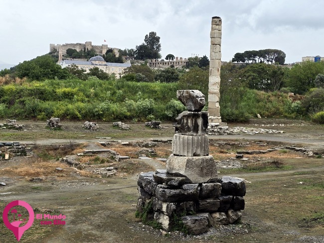 Restos del antiguo templode Artemisa junto a Éfeso Templode Artemisa con la Basílica de San Juan al fondo